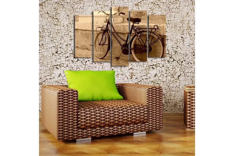 Stor Canvastavla i 5 delar 105x70 cm - Vintage cykel lutad mot en vägg - Svart / Beige / Brun - Inredning - Tavlor & posters - Canvastavla