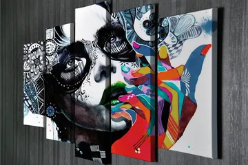 Stor Canvastavla i 5 delar 105x70 cm - Porträtt av en kvinna med färgglad hand och detaljerad ansiktsmålning - Svart / Grön / Röd - Inredning - Tavlor & posters - Canvastavla