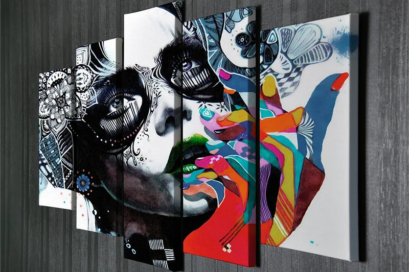 Stor Canvastavla i 5 delar 105x70 cm - Porträtt av en kvinna med färgglad hand och detaljerad ansiktsmålning - Svart / Grön / Röd - Inredning - Tavlor & posters - Canvastavla