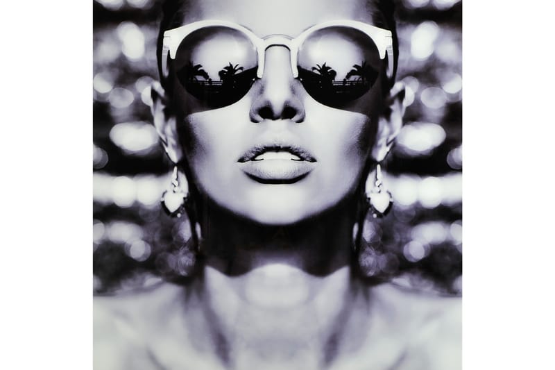 Tavla Woman With Sunglasses Grå - 120x120 cm - Canvastavla