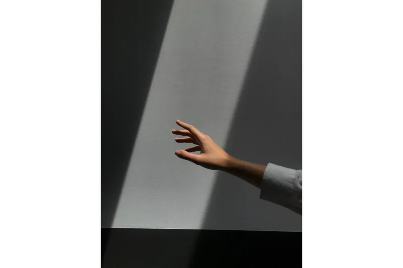 Poster Reaching Hand 70x100 cm, Grå