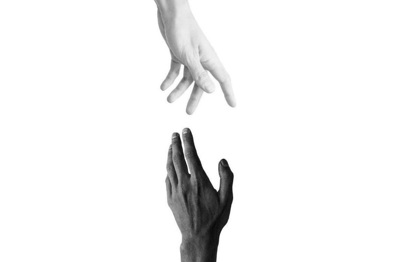 Hands Reach Illustration Svart/Vit/Grå - 50x70 cm - Posters & prints