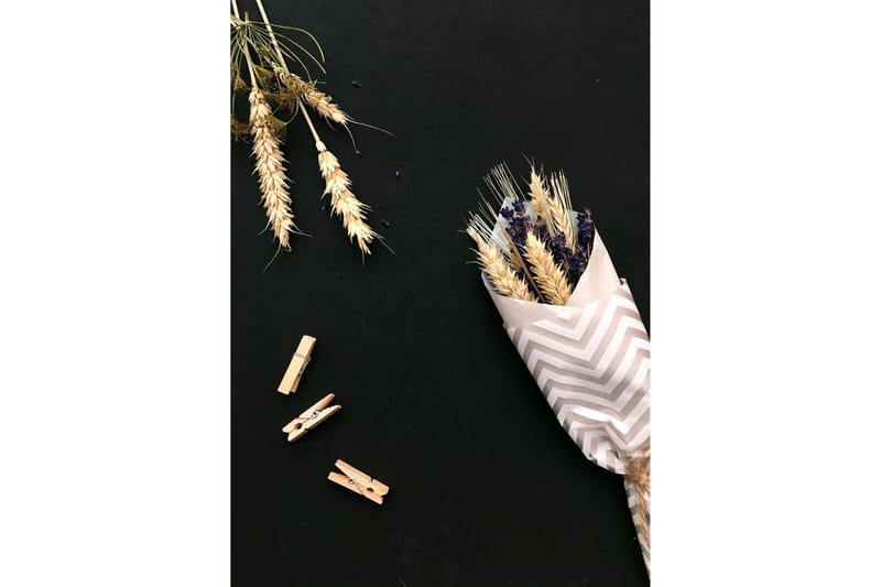 Poster Flowers on table 50x70 cm, Svart/Beige