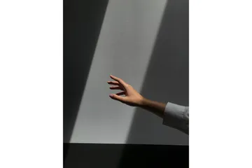 Poster Reaching Hand 21x30 cm - Grå - Inredning - Tavlor & posters - Posters & prints