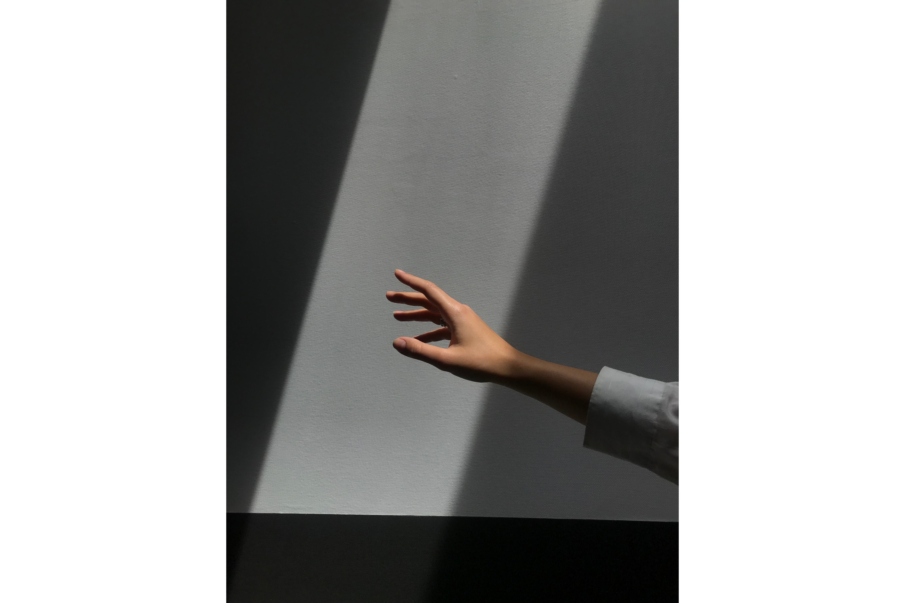Poster Reaching Hand 21x30 cm Grå