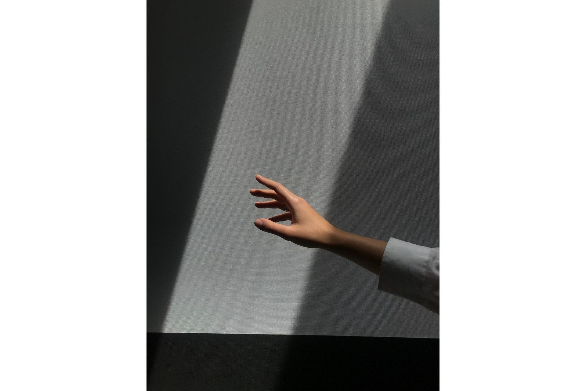 Poster Reaching Hand 30x40 cm - Grå