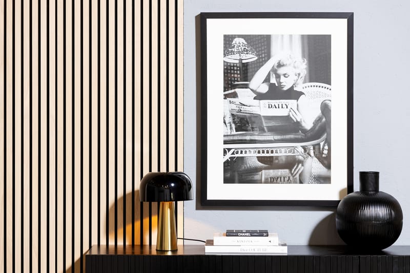 Tavla Belarbo Marilyn Dailey News 70X90 - Svart|Vit|Glas|Trä - Inredning - Tavlor & posters - Posters & prints