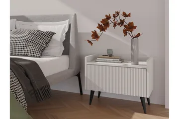 Chiku Sängbord 52 cm - Beige - Möbler - Bord & matgrupp - Avlastningsbord & sidobord - Sängbord & nattduksbord