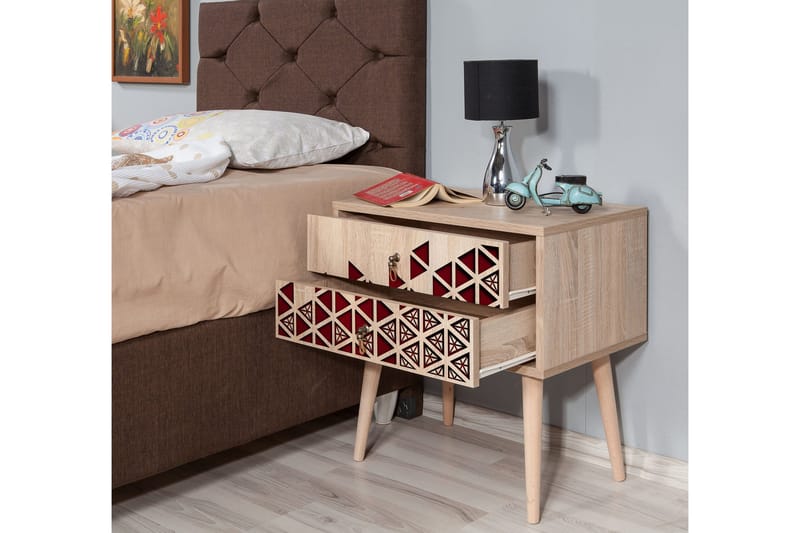 Brokind Sängbord 60 cm med Förvaring 2 Lådor Trianglar - Natur/Röd - Möbler - Bord & matgrupp - Avlastningsbord & sidobord - Sängbord & nattduksbord