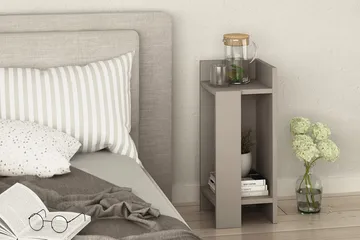 Decorta Sängbord 27 cm med Förvaring Hyllor + Luckor Höger - Brun - Möbler - Bord & matgrupp - Avlastningsbord & sidobord - Sängbord & nattduksbord