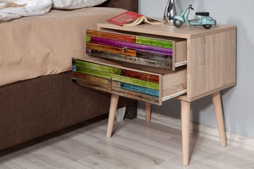 Vellavie Sängbord 60 cm med Förvaring 2 Lådor Regnbågspanel - Röd/Grön - Möbler - Bord & matgrupp - Avlastningsbord & sidobord - Sängbord & nattduksbord