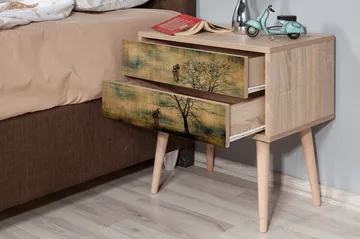 Vellavie Sängbord 60 cm med Förvaring 2 Lådor Trädsilhuett - Brun/Grön - Möbler - Bord & matgrupp - Avlastningsbord & sidobord - Sängbord & nattduksbord
