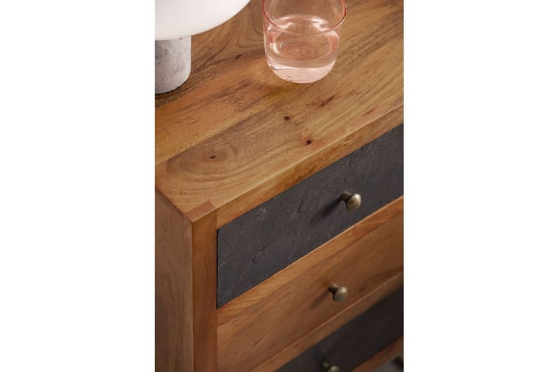 Sängbord Wohnling gjord av massivt trä för boxspringbädd med 3 lådor, skifferlook, i lantlig stil Brun, Svart - Brun, Svart - Möbler - Bord & matgrupp - Avlastningsbord & sidobord - Sängbord & nattduksbord