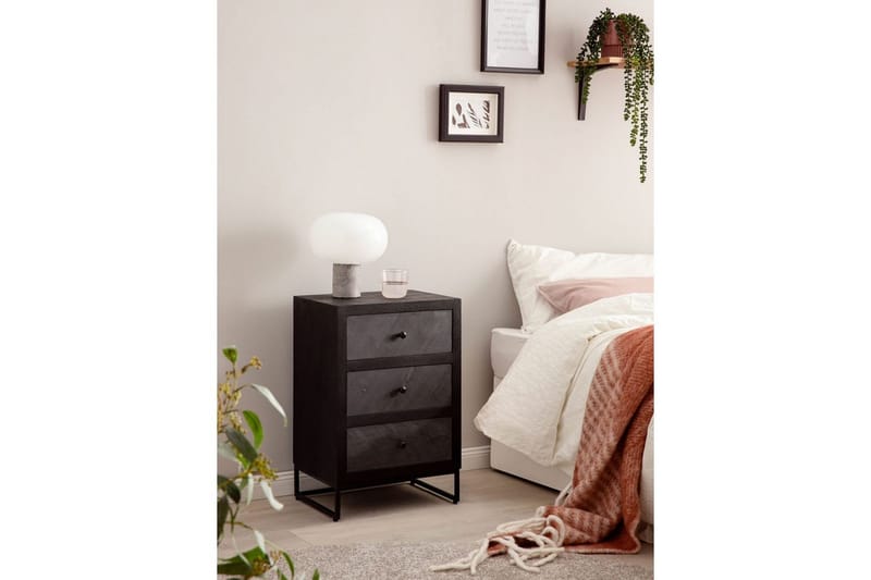 Sängbord Wohnling gjord av massivt trä för boxspringbädd med 3 lådor, skifferlook, i lantlig stil Svart - Svart - Möbler - Bord & matgrupp - Avlastningsbord & sidobord - Sängbord & nattduksbord