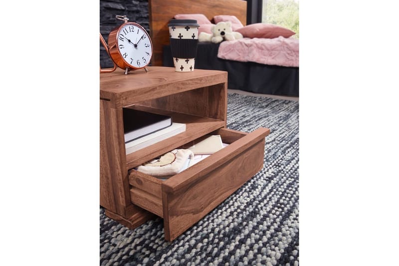Sängbord Wohnling Massivt trä med låda och hylla i låg design i lantlig stil Akacia - Akacia - Möbler - Bord & matgrupp - Avlastningsbord & sidobord - Sängbord & nattduksbord