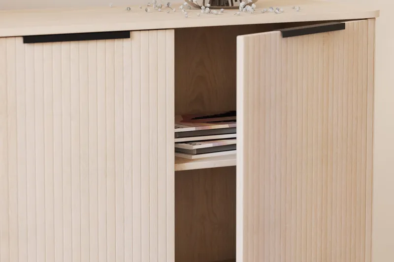 Kopparbo Sideboard Vitlaserad Ek - Ljust vitlaserat ekträ - Förvaring - Förvaringsmöbler - Sideboard & skänk