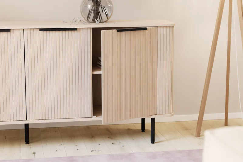 Kopparbo Ribbad Sideboard med Förvaring - Vitlaserad / Ljus Ek / Trä - Förvaring - Förvaringsmöbler - Sideboard & skänk
