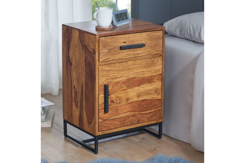 Wohnling Sängbord & Nattduksbord 45 cm i Massivt Sheeshamträ med Valnötsutseende, Förvaring med 3 Lådor och Dörr - Brun - Möbler - Bord & matgrupp - Avlastningsbord & sidobord - Sängbord & nattduksbord