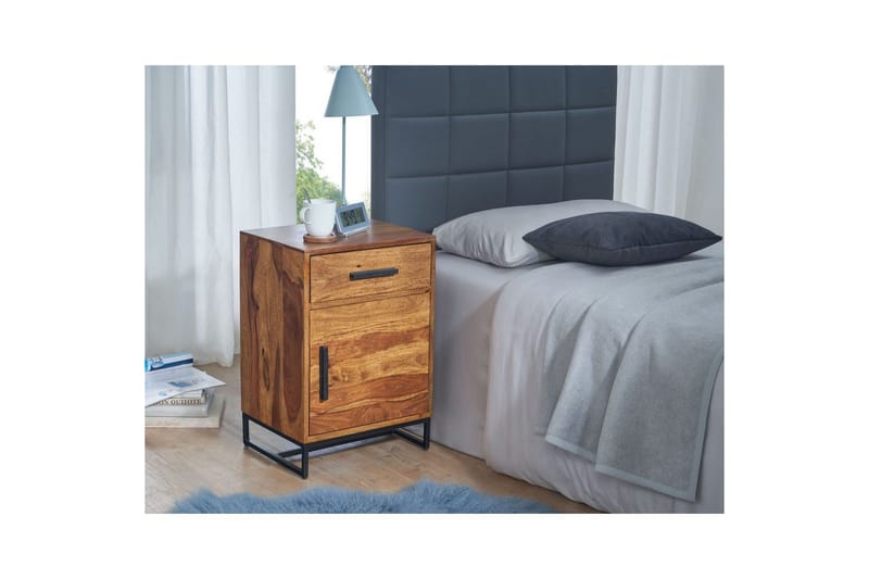 Wohnling Sängbord & Nattduksbord 45 cm i Massivt Sheeshamträ med Valnötsutseende, Förvaring med 3 Lådor och Dörr - Brun - Möbler - Bord & matgrupp - Avlastningsbord & sidobord - Sängbord & nattduksbord