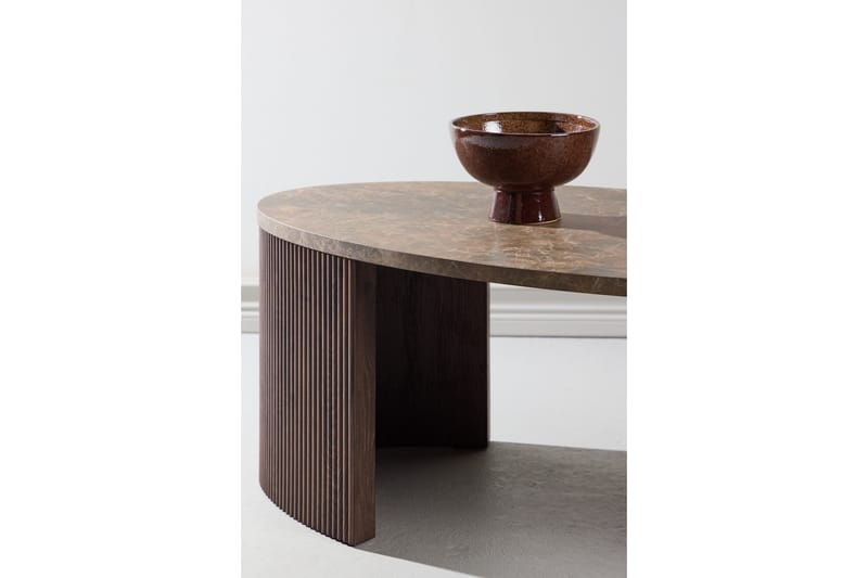 Bristol 120 cm Ovalt Soffbord i Marmor med Räfflade Träben - Mellanbrun - Möbler - Bord & matgrupp - Soffbord