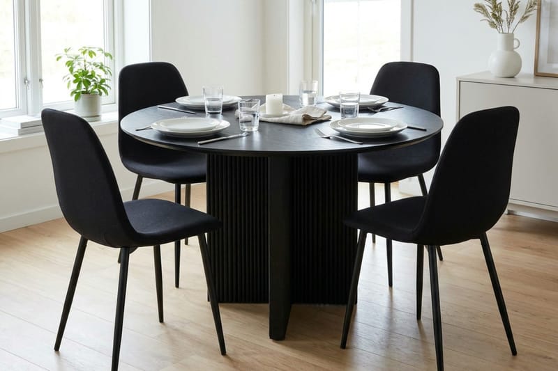 Edda Matgrupp runt 110 cm Svart med 4 Nibe Matstolar - Svart - Möbler - Bord & matgrupp - Matgrupp
