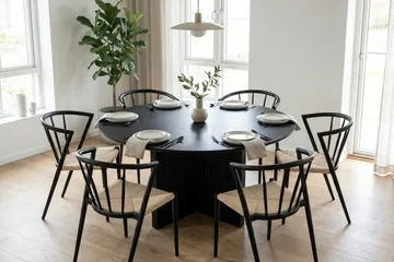 Edda Matgrupp runt 130 cm Svart med 6 Winston Matstolar - Svart - Möbler - Bord & matgrupp - Matgrupp