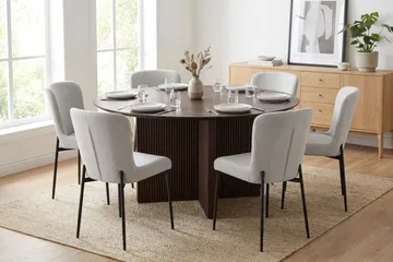 Edda Matgrupp runt 150 cm Rökt Ek med 6 Elsie Matstolar - Rökt ek/Vit - Möbler - Bord & matgrupp - Matgrupp