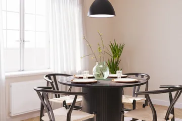 Kopparbo Matgrupp förlängningsbart 106-156 cm Rund med 4 Dastoori Matstol - Svart - Möbler - Bord & matgrupp - Matgrupp