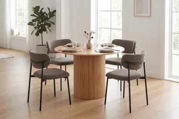 Kopparbo Matgrupp runt 110 cm med 4 Lucy Matstolar - Ek - Möbler - Bord & matgrupp - Matgrupp