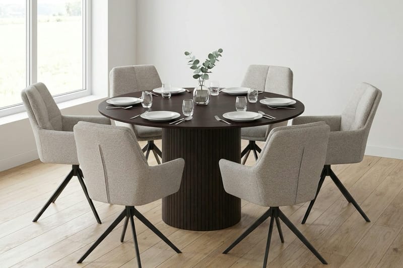 Kopparbo Matgrupp runt 130 cm Rökt Ek med 6 Torsby Matstolar - Rökt ek - Möbler - Bord & matgrupp - Matgrupp