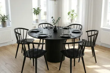 Kopparbo Matgrupp runt 130 cm Svart med 6 Tyrö Matstolar - Svart - Möbler - Bord & matgrupp - Matgrupp