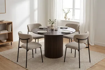Kopparbo Rund Matgrupp 110 cm – Matbord med 4 Lucy Matstolar i Trä med Rökt Ek-utseende - Mörkbrun - Möbler - Bord & matgrupp - Matgrupp