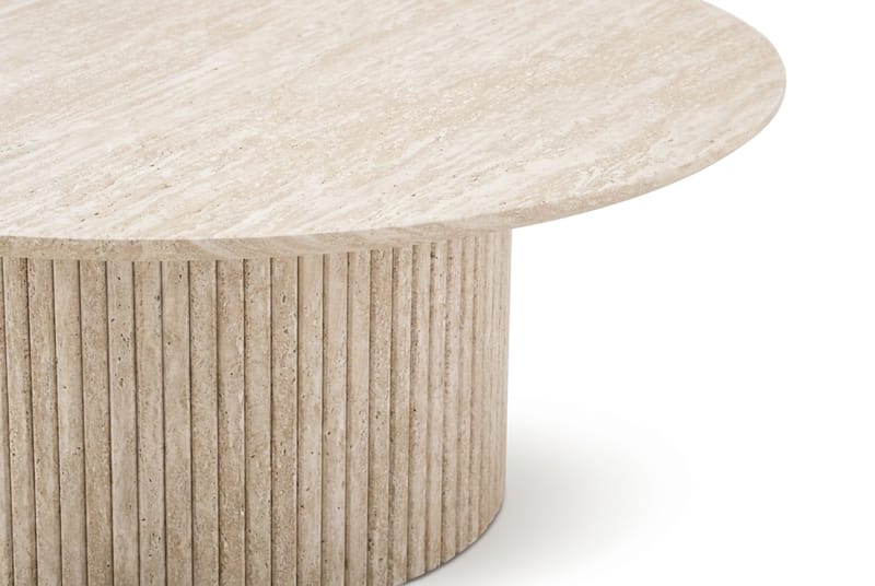 Kopparbo Runt Soffbord 85 cm med Travertinutseende, Ribbad Pelarfot och Tunn Bordsskiva - Beige - Möbler - Bord & matgrupp - Soffbord