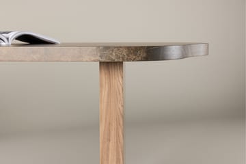 Eleonora Stort Asymmetriskt Matbord 230 cm i Trä med Valnöts- och Marmorutseende - Brun - Möbler - Bord & matgrupp - Matbord & köksbord