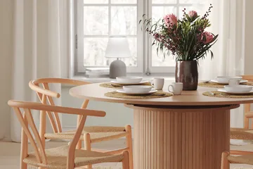 Kopparbo Runt Matbord 130 cm Förlängningsbart med illäggsskiva - Vitlaserat Ek / Ljusbeige - Möbler - Bord & matgrupp - Matbord & köksbord