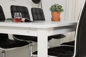 Jasmin Förlängningsbar Matgrupp 180 cm med 6 Frida Stol - Vit/Svart - Möbler - Bord & matgrupp - Matgrupp