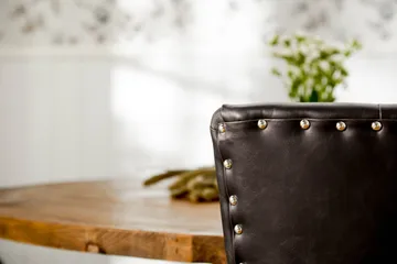 Lyon Matgrupp 150 cm Rund med 4 Tuva Fåtölj - Vintage Alm/Svart PU - Möbler - Bord & matgrupp - Matgrupp