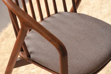 Noira Matgrupp 120 cm Runt Matbord med 4 Noira Stolar - Valnöt - Möbler - Bord & matgrupp - Matgrupp