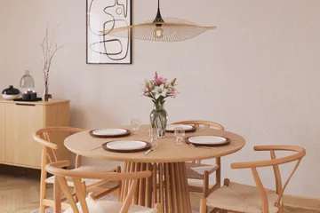 Peyra Matgrupp 120 cm Rund Ek med 4 Dastoori Matstol - 2220068-4,1893466-1 - Natur - Möbler - Bord & matgrupp - Matgrupp