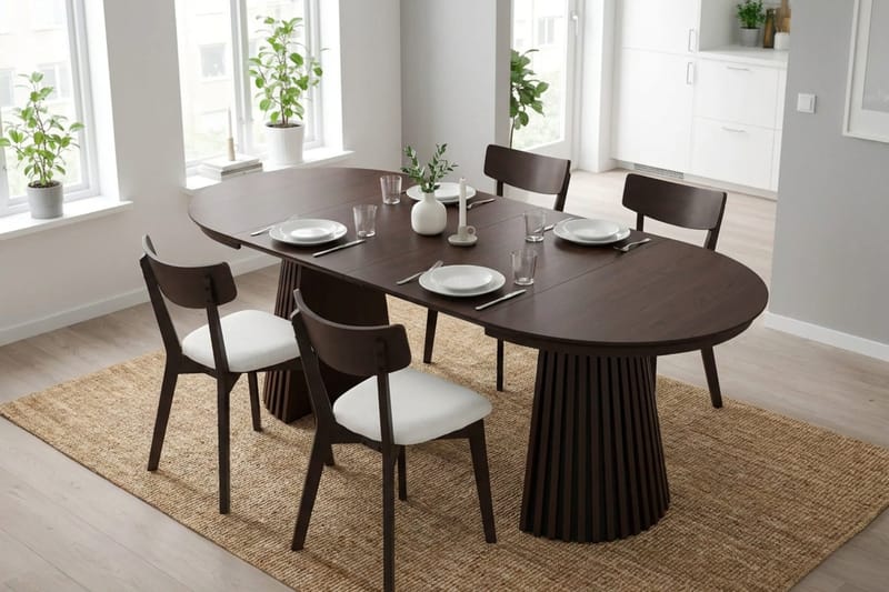 Peyra Matgrupp Förlängningsbart runt 120-220 cm i Rökt Ek med 4 Amelia Matstolar med Dyna - Rökt Ek/Beige - Möbler - Bord & matgrupp - Matgrupp