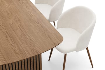 Richeto Matgrupp med 4 Greya Matstolar med Armstöd - Naturlig Finish/Vit Bouclé - Möbler - Bord & matgrupp - Matgrupp