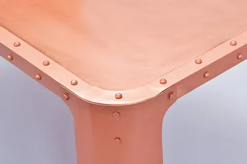 Kazuko Rektangulärt Soffbord 110 cm i Metall med Nitad Plåtkonstruktion - Koppar - Möbler - Bord & matgrupp - Soffbord