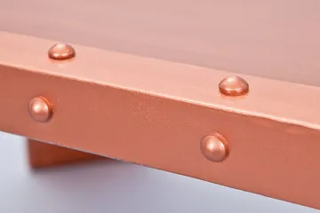 Kazuko Rektangulärt Soffbord 110 cm i Metall med Nitad Plåtkonstruktion - Koppar - Möbler - Bord & matgrupp - Soffbord