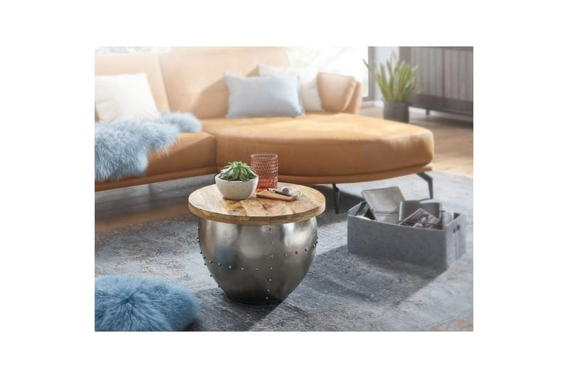 Soffbord Wohnling Massivt trä 60 cm Industriell nitad förvaringsutrymme - Möbler - Bord & matgrupp - Soffbord