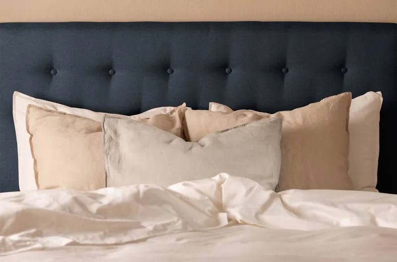 Scarlett Sängpaket 140x200 Skummadrass - Knappad gavel Blå - Möbler - Säng - Kontinentalsäng