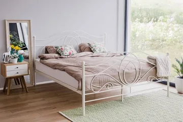 Lyra Dubbelsäng 160x200 cm i Metall med Sänggavel - Vit - Möbler - Säng - Sängram & sängstomme