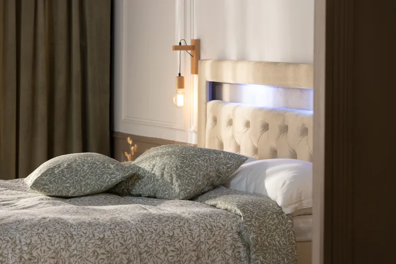 Alessia Komplett Sängpaket med Förvaring LED-belysning 180x200 cm - Beige - Möbler - Säng - Säng med förvaring