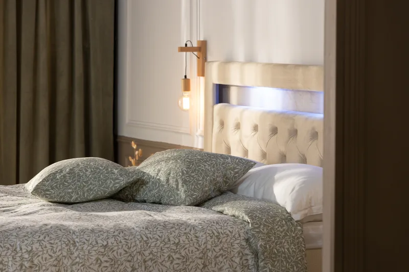 Förvaringssäng Alessia med LED-belysning 180x200 - Beige - Möbler - Säng - Säng med förvaring