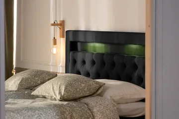 Förvaringssäng Alessia med LED-belysning 180x200 - Svart - Möbler - Säng - Säng med förvaring