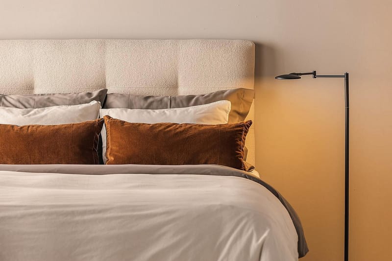 Sängpaket Kakichi Boucle 120x200 Knappad gavel + Madrasskydd - Ljusbeige - Möbler - Säng - Kontinentalsäng